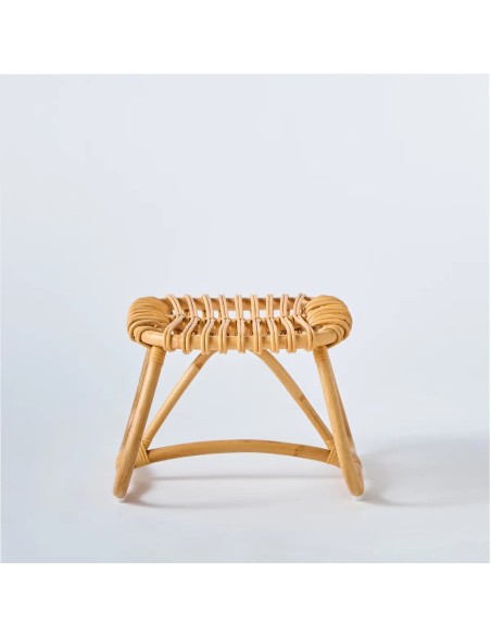 Front view of footstool / footrest Boucle in rattan, small model Front view of footstool / footrest Boucle in rattan, small model