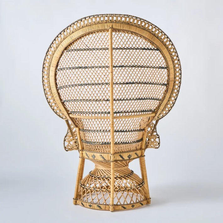 Vue de dos de l'indémodable fauteuil en rotin Emmanuelle par Kok maison
