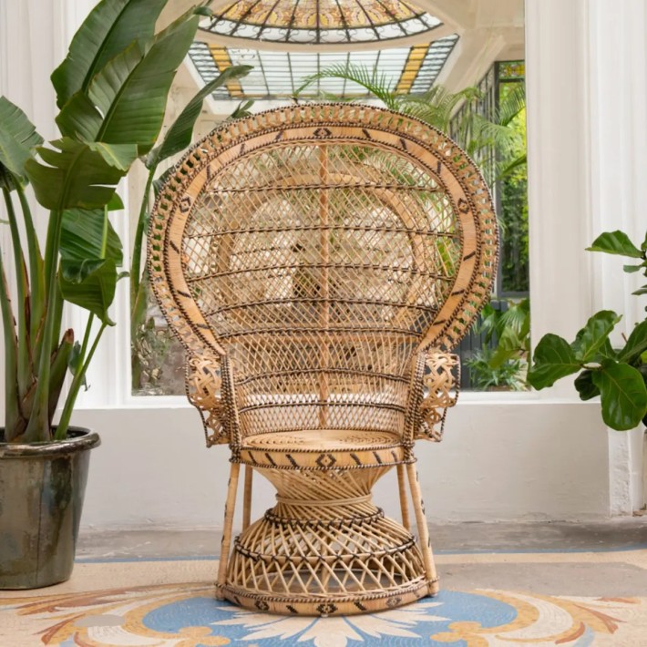 Ambiance fauteuil emblématique en rotin tressé Emmanuelle par la maison Kok