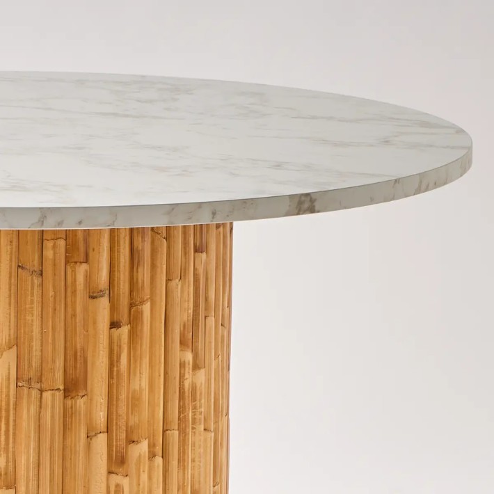 Zoom plateau HPL effet marbre blanc sur pied de table en rotin Riviera