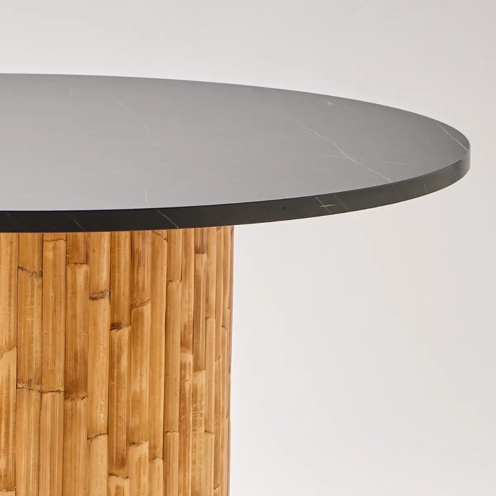 Zoom plateau HPL effet marbre noir sur pied de table en rotin Riviera