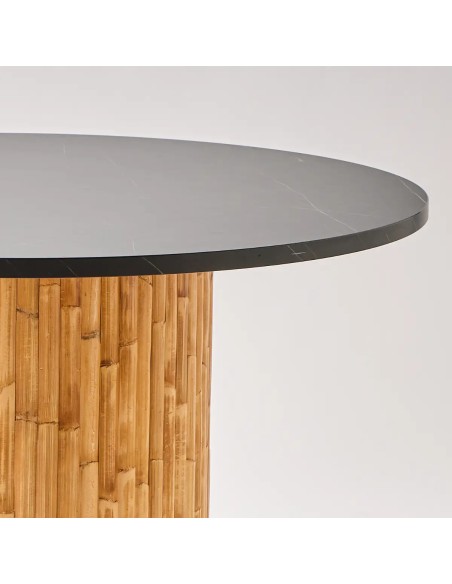 Zoom plateau HPL effet marbre noir sur pied de table en rotin Riviera