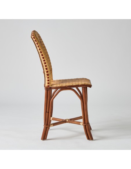 Vue de profil, chaise en rotin tressé avec liserés rouges collection Bagatelle
