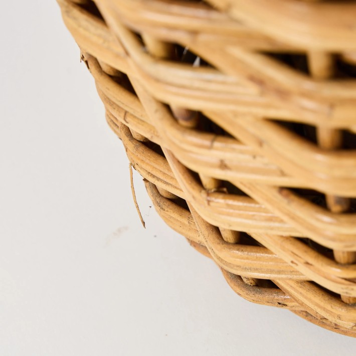 Détail brin de rotin cassé pièce unique porte parapluie en rotin KOK MAISON