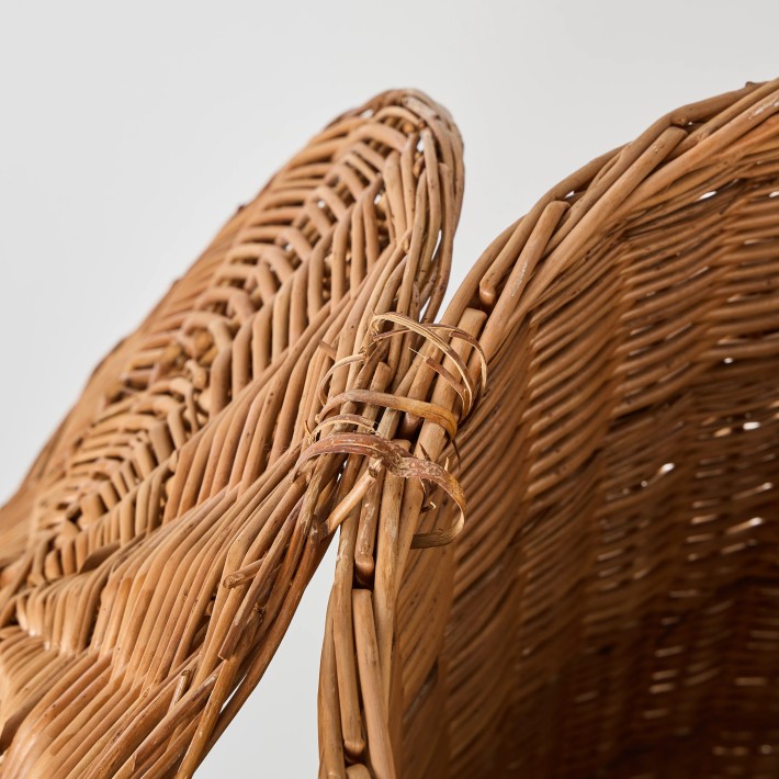 Détail système d'attache en osier couvercle grand panier à linge archive d'atelier KOK MAISON