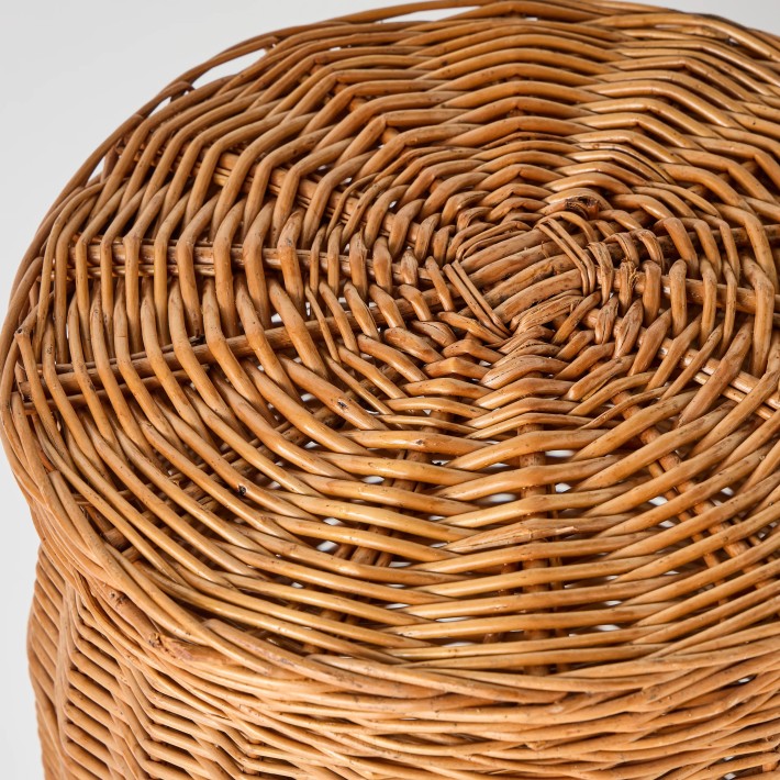 Zoom on the wicker weaving of the lid of a large vintage laundry basket from Kok Maison.