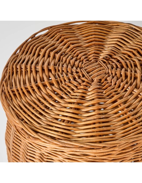 Zoom on the wicker weaving of the lid of a large vintage laundry basket from Kok Maison.