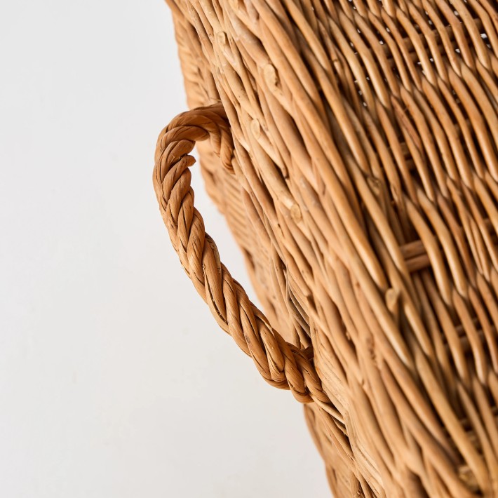 Détail anse tressée coffre en osier vintage pièce unique