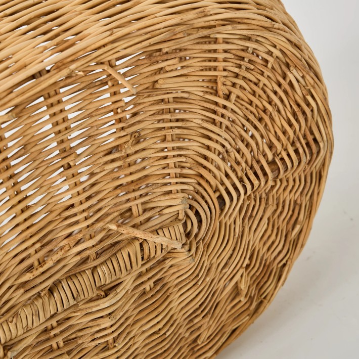 Détail défaut sur fond extérieur panier pique nique en rotin vintage pièce unique