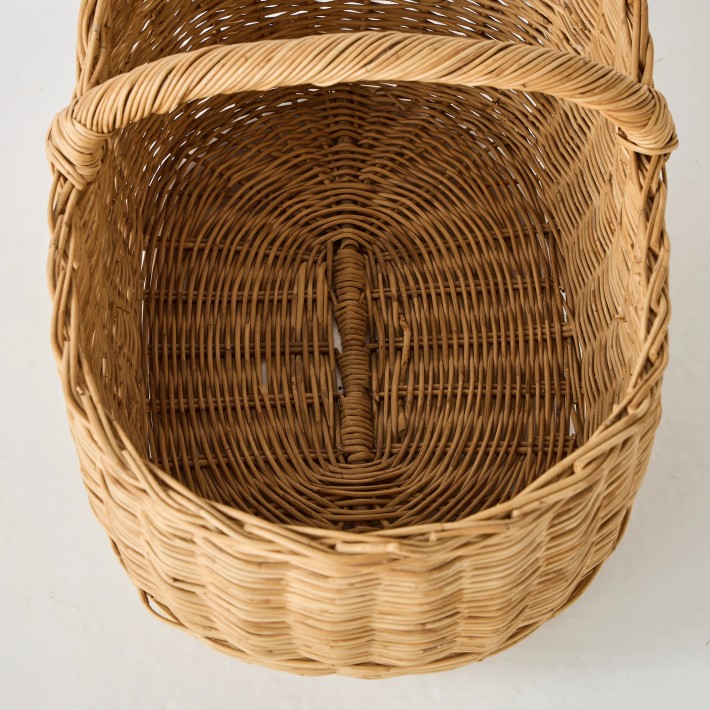 Vue de dessus panier pique nique en rotin vintage archive d'atelier kok maison