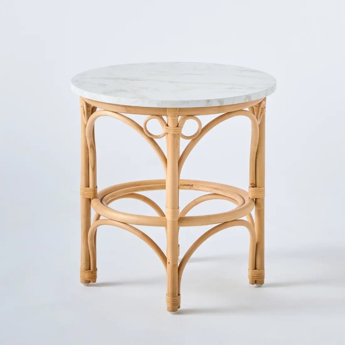 Table basse en canne de rotin petit modèle collection gingko avec plateau stratifié effet marbre blanc