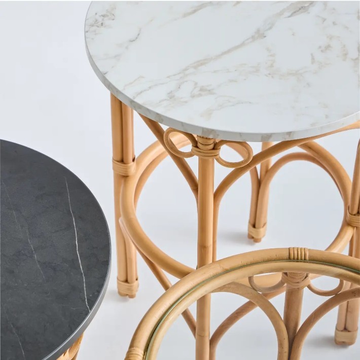 Petite table basse en rotin de la collection Gingko avec plateau en stratifié effet marbre noir