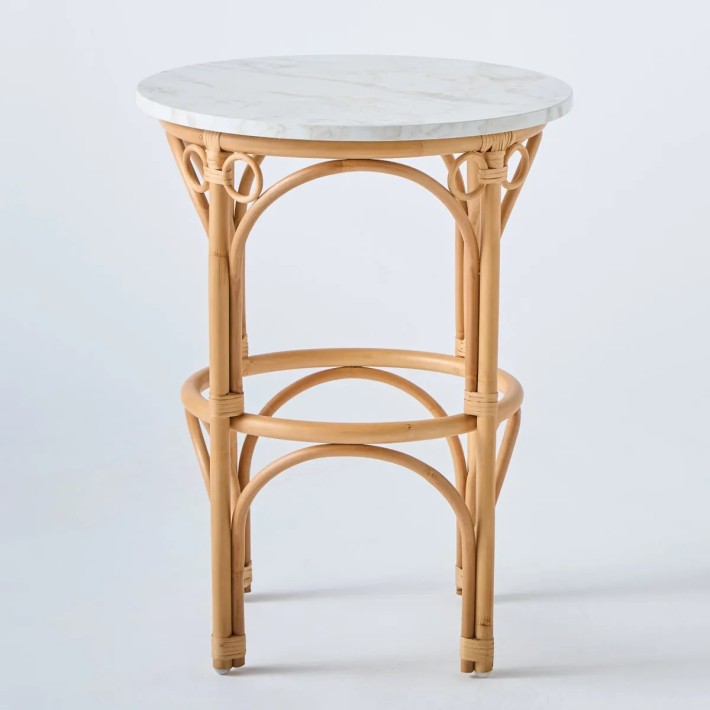 table basse grand modèle diamètre 50 centimètres en canne de rotin collection Gingko plateau effet marbre blanc