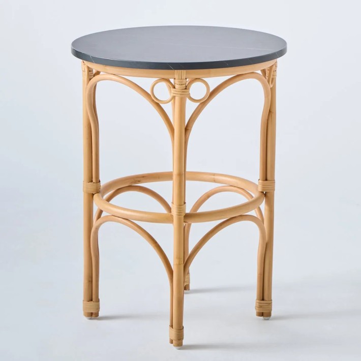 Table basse grand modèle en canne de rotin plateau stratifié effet marbre noir collection GINGKO