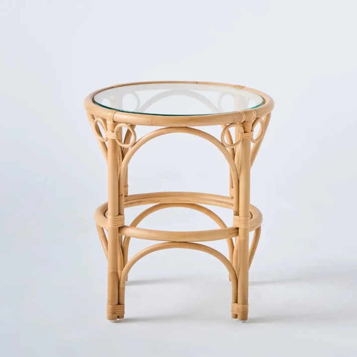 Table basse petit modèle vue de face. Canne de rotin collection gingko avec plateau de verre