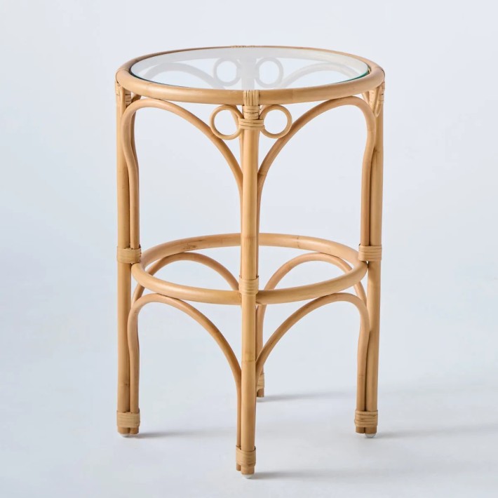 Grande table basse GINGKO en rotin naturelle avec plateau en verre