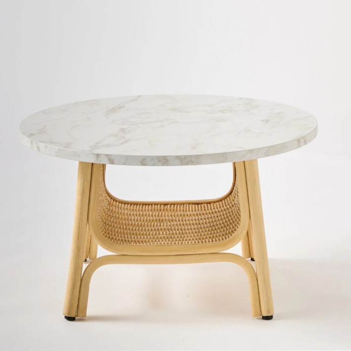 Vue intérieur panier table basse design en rotin CORRIDOR collection ORCHID EDITION avec plateau stratifié effet marbre blanc