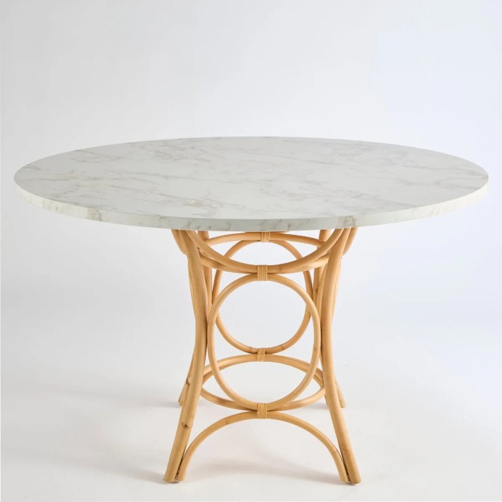 Vue de face table de repas ronde en canne de rotin gingko avec plateau stratifié effet marbre blanc