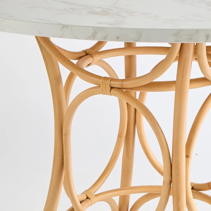 Zoom on the curvature of the rattan cane leg of the Gingko dining table