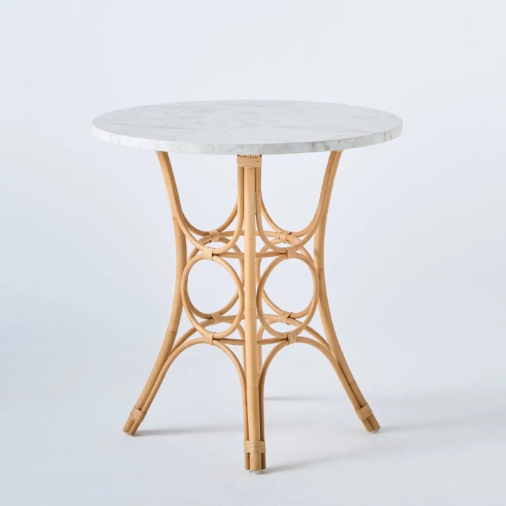 Table de repas diamètre 70 cm avec pied en canne de rotin et plateau stratifié effet marbre blanc
