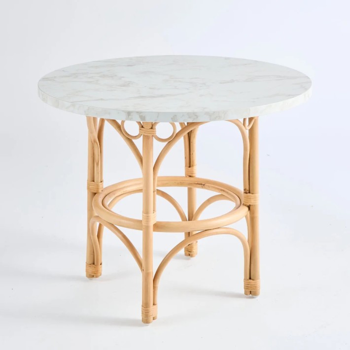 Table basse en canne de rotin collection Gingko avec plateau stratifié effet marbre blanc diamètre 70 centimètres