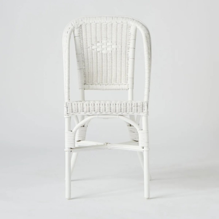 vue de face chaise en rotin laqué blanc chez KOK maison collection primavera