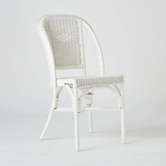Chaise en rotin tressé laqué blanc collection primavera pour KOK maison