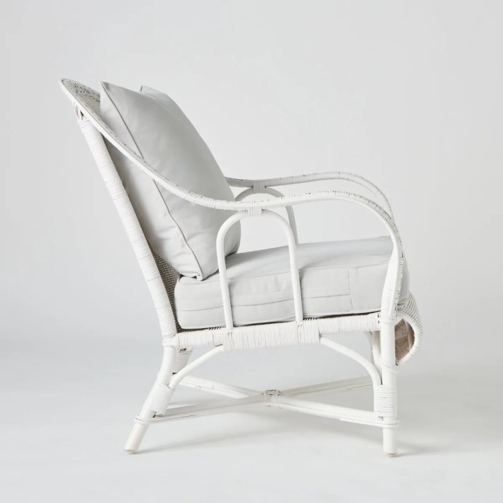 Profil fauteuil en rotin laqué blanc de la collection PRIMAVERA avec coussins tissu gris perle