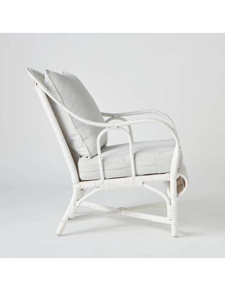 Profil fauteuil en rotin laqué blanc de la collection PRIMAVERA avec coussins tissu gris perle