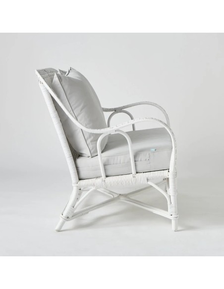 Profil canapé 2 places en rotin tressé laqué blanc avec coussins gris de la collection PRIMAVERA chez KOK maison