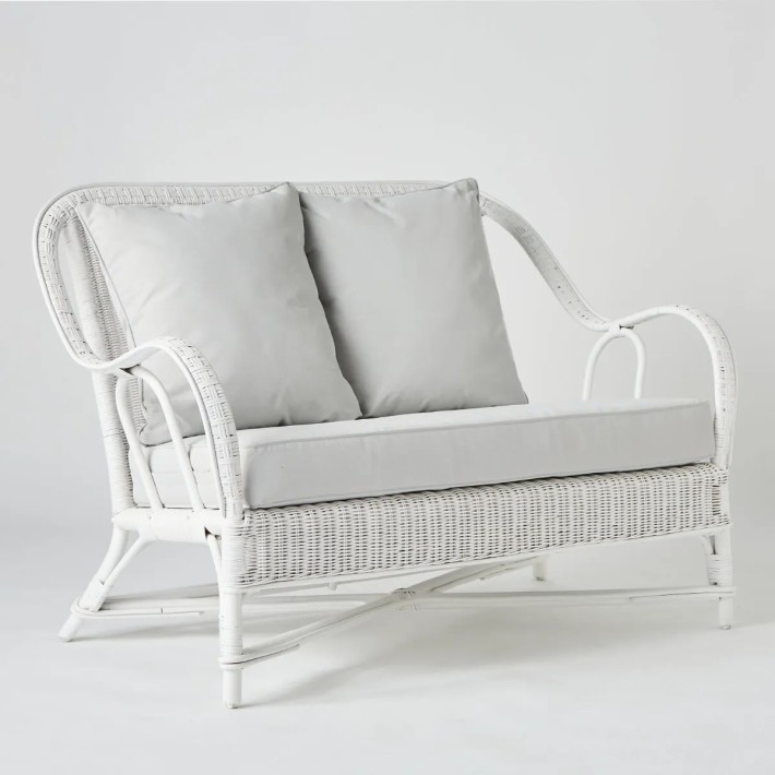 Canapé 2 places en rotin tressé laqué blanc avec coussins collection primavera chez kok maison