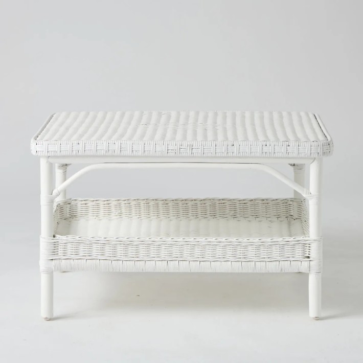 Vue de face table basse rectangulaire en rotin laqué blanc collection primavera avec sous plateau de chez KOK maison