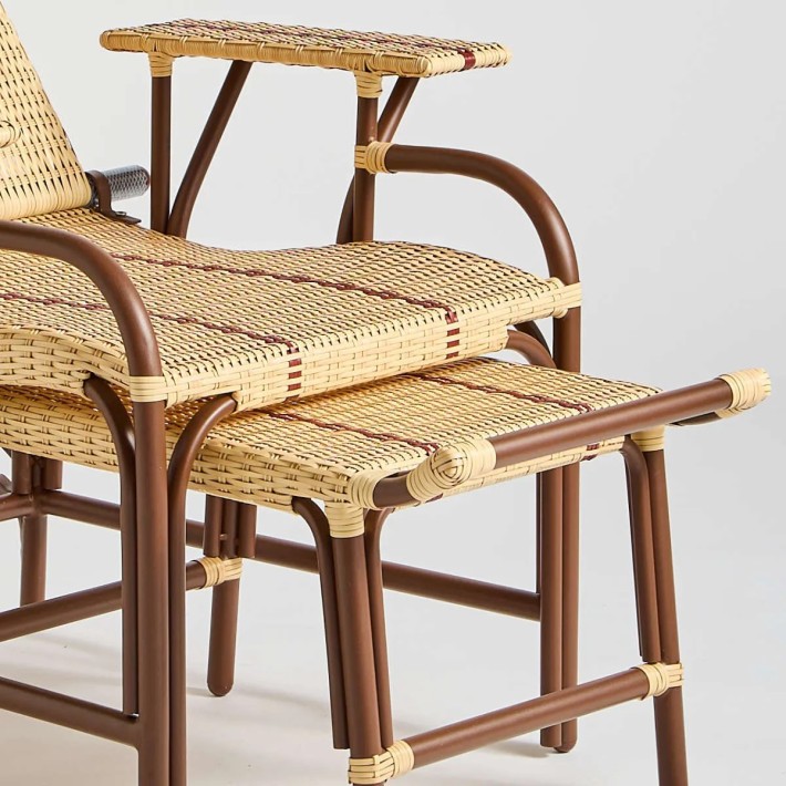 Détail système de rangement repose-pieds chaise longue de jardin en résine BELLE EPOQUE