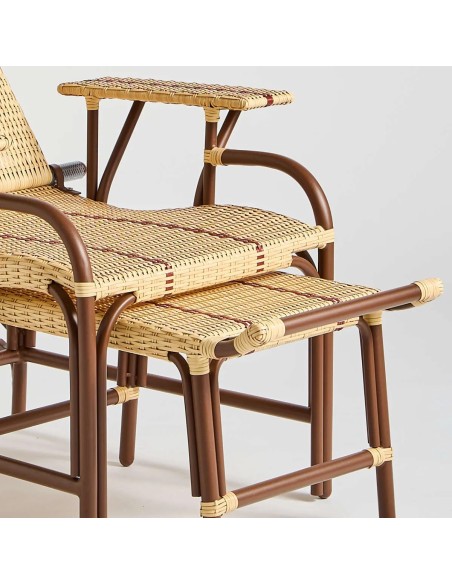 Détail système de rangement repose-pieds chaise longue de jardin en résine BELLE EPOQUE