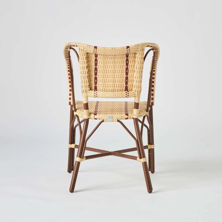 Vue de dos fauteuil de table terrasse extérieure Belle époque en résine imitation rotin chez KOK MAISON