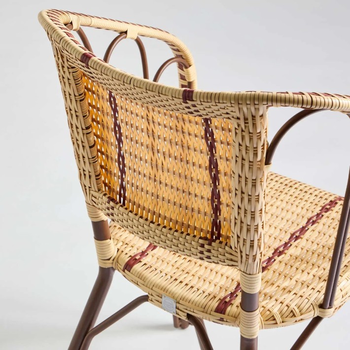 Détail dos dossier fauteuil de table pour terrasse en résine tressée imitation rotin collection belle époque