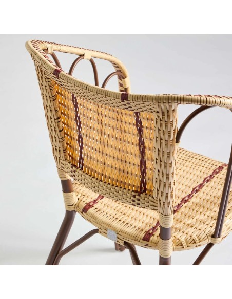 Détail dos dossier fauteuil de table pour terrasse en résine tressée imitation rotin collection belle époque