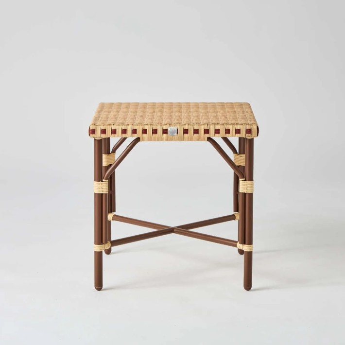 Vue de face table d'extérieur carrée en résine imitation rotin Belle époque