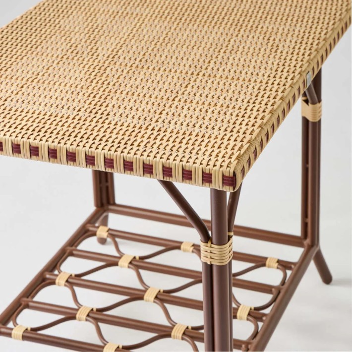 Détail plateau table basse d'extérieur en résine imitation rotin par KOK MAISON