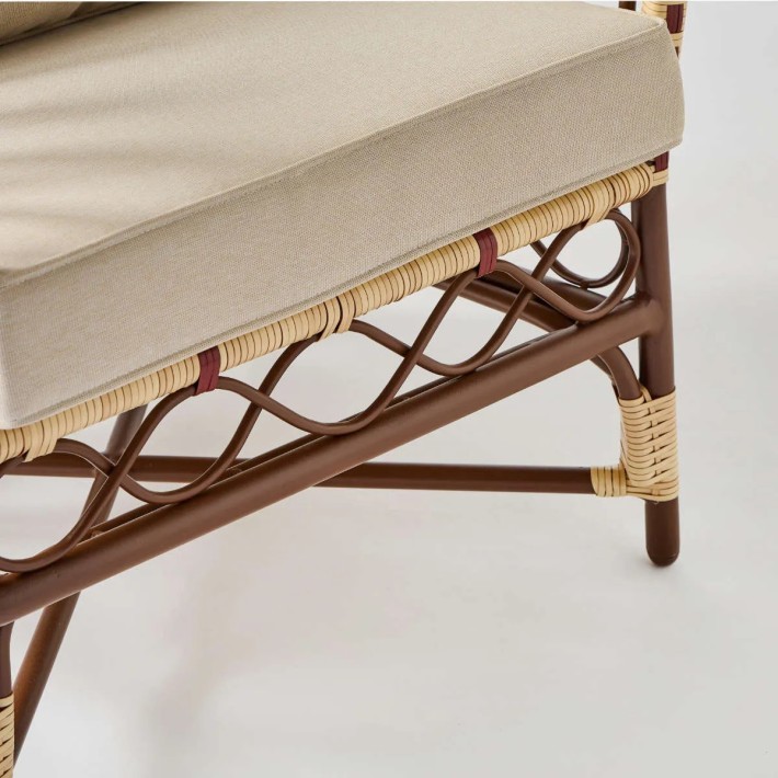 Detail of curved design in dark brown lacquered aluminium from the BELLE EPOQUE collection at KOK MAISON