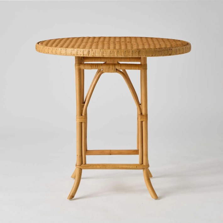 Vue de face table/guéridon de repas Eugénie en rotin édition couleur miel par kok maison