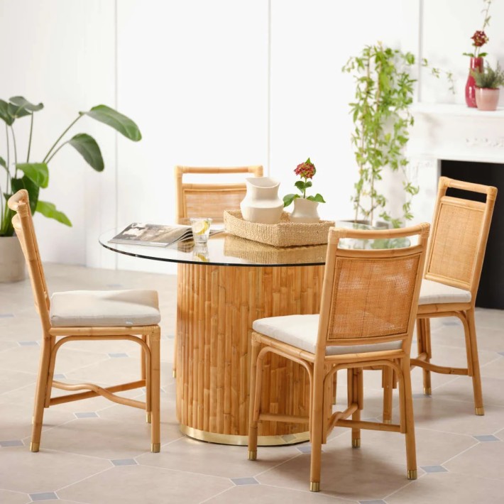 Ambiance avec chaises en rotin et coussin tissu lin collection RIVIERA chez KOK MAISON