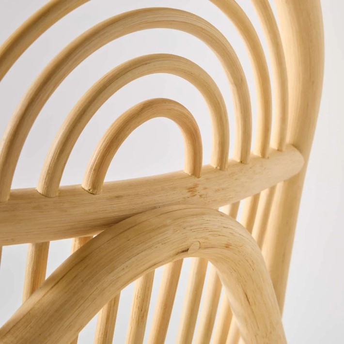 Détail courbure canne de rotin de la chaise Sillon à retrouver chez Kok maison