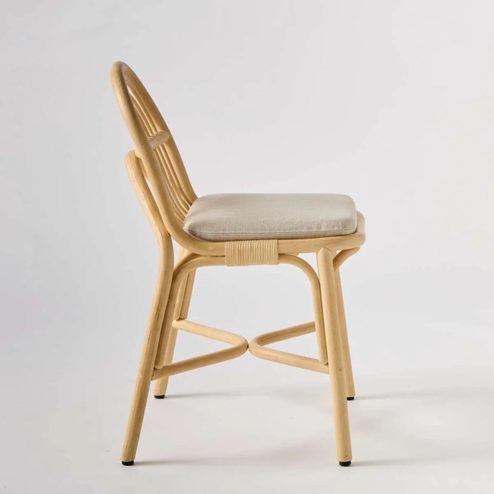 Side view of the Sillon chair, 100% rattan. Rattan design by Kok!