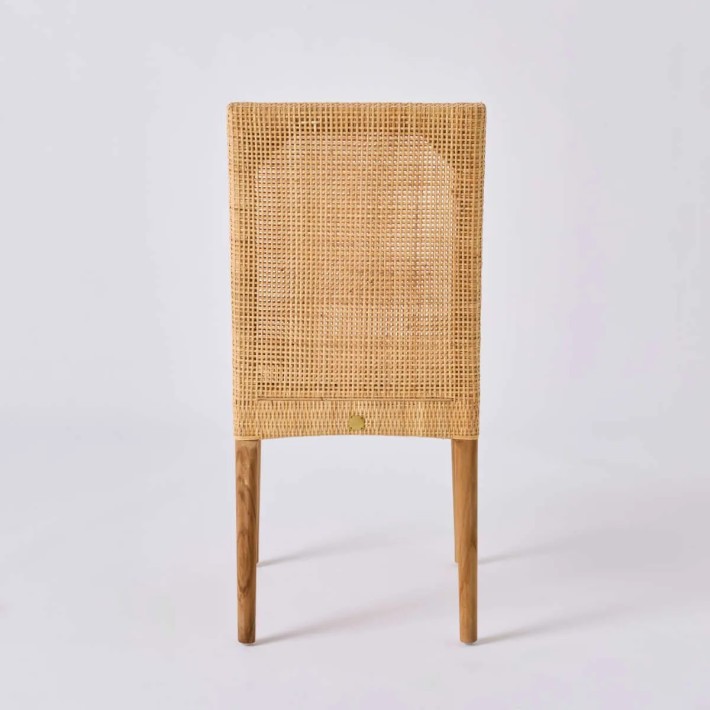 Vue de dos chaise Saïgon en cannage de rotin avec pieds en teck chez kok maison