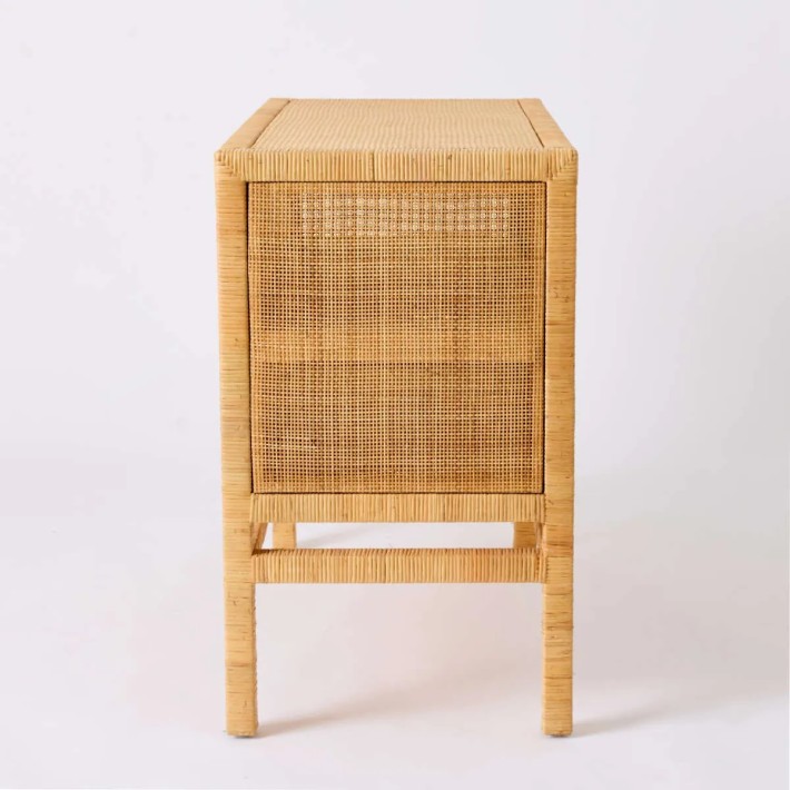 Vue de profil buffet 2 étages et 2 portes en rotin Saïgon par kok maison