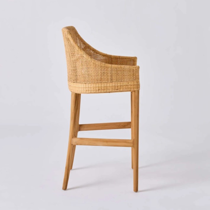 Vue de profil tabouret de bar collection Saïgon tout en rotin avec pieds en teck