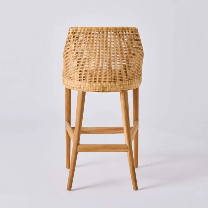 Vue de dos tabouret en rotin et teck Saïgon ches KOK Maison