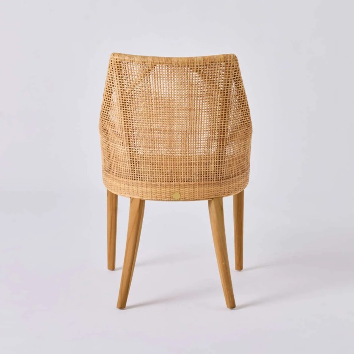 Vue de dos fauteuil de table Saïgon. Association du rotin et du teck.