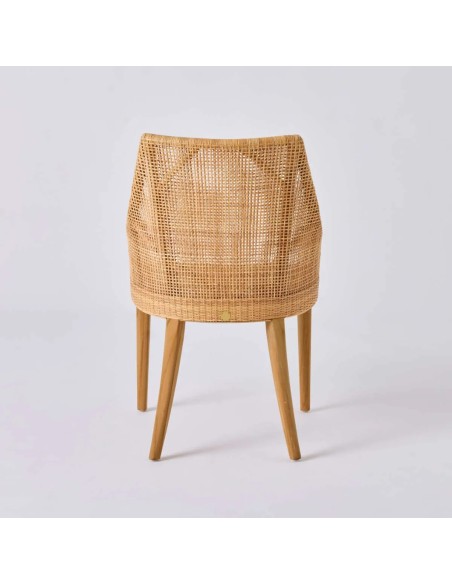 Vue de dos fauteuil de table Saïgon. Association du rotin et du teck.